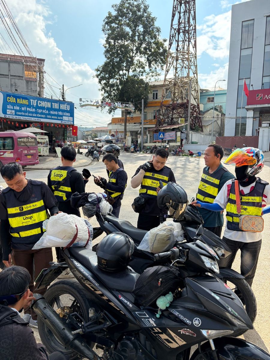 hire local driver ha giang loop Local-driver-and-guest-on-a-motorbike-on-the-Ha-Giang-Loop