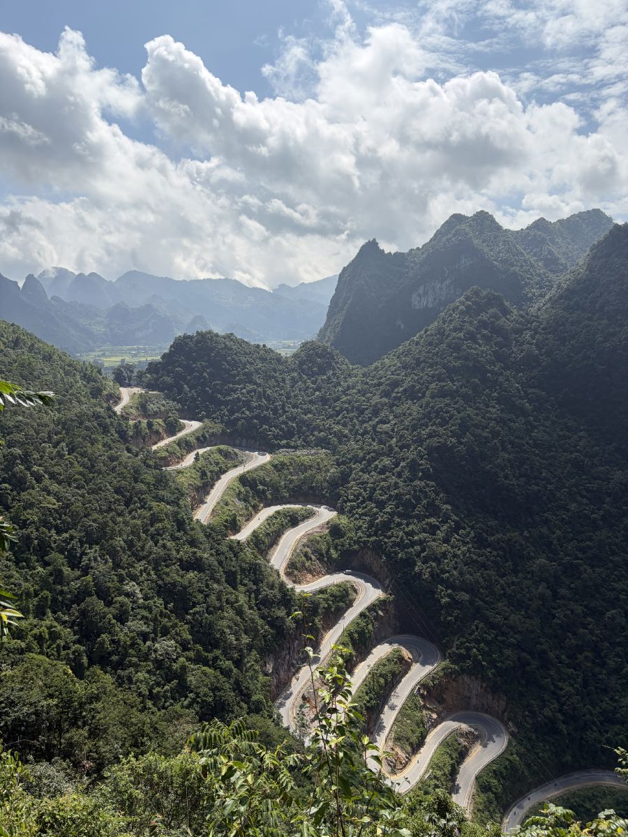 khau coc cha pass photo spot Khau-Coc-Cha-Pass-14-switchbacks-from-the-cliff-lookout-Cao-Bang