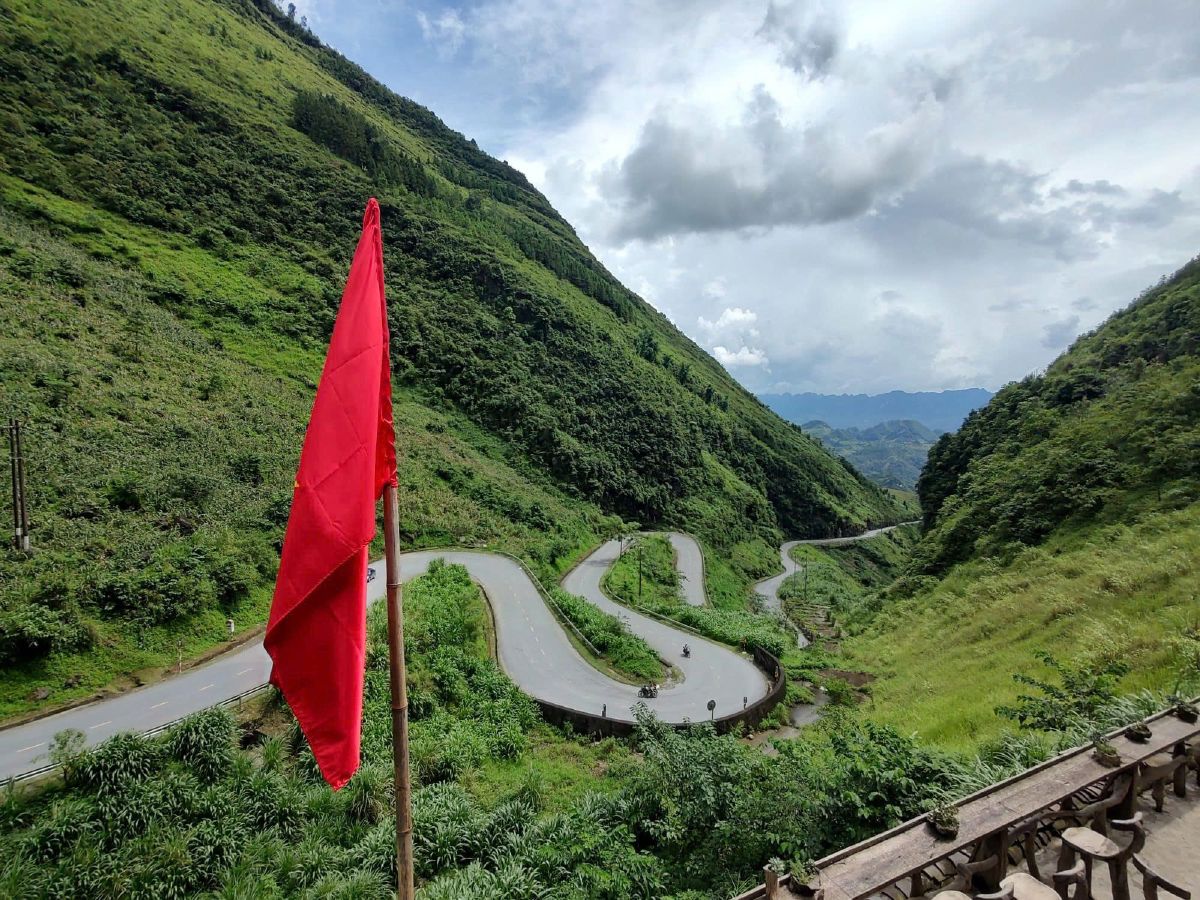 bac sum pass hairpin curves ha giang Bac -Sum-Pass-hairpin-curves-and-red-flag-on-the-Ha-Giang-Loop